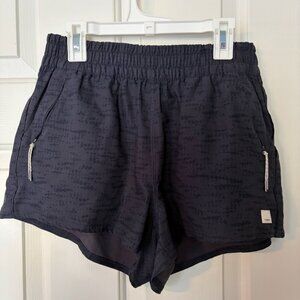 Vuori Villa Short | Size Medium | Navy Print